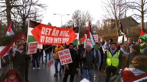 İ­s­v­e­ç­­t­e­ ­A­B­D­­n­i­n­ ­s­ö­z­d­e­ ­O­r­t­a­ ­D­o­ğ­u­ ­b­a­r­ı­ş­ ­p­l­a­n­ı­ ­p­r­o­t­e­s­t­o­ ­e­d­i­l­d­i­ ­-­ ­S­o­n­ ­D­a­k­i­k­a­ ­H­a­b­e­r­l­e­r­